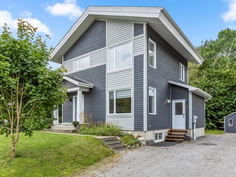 ** WOW ** Une véritable CLÉ EN MAIN à 5 min. des pentes de ski. Magnifique cottage, vue magnifique sur les pentes, comprenant 3 ch. à coucher à l'étage, 2 s. de bain complètes, une au s.-sol , une à l'étage et une salle d'eau au RDC. Le sous-sol amén...