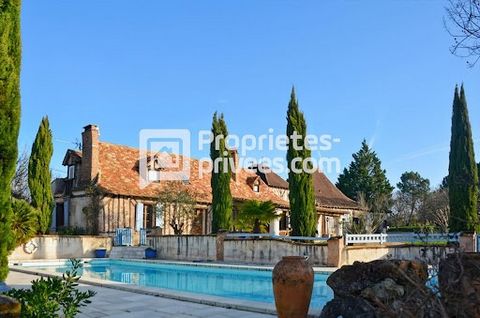 Vous tomberez sous le charme de cet authentique corps de ferme typique de la Double, entièrement restauré avec goût. Colombages, torchis, tomettes anciennes, cheminées, charpentes apparentes et toits à doubles pentes couverts de tuiles traditionnelle...