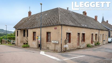 A40083ARV71 - Une maison offrant de beaux volumes et donc un fort potentiel. Les grandes granges/garage permettent de créer une activité à domicile. Située dans le village de Roussillon en Morvan, au cœur du Morvan. Les informations sur les risques a...