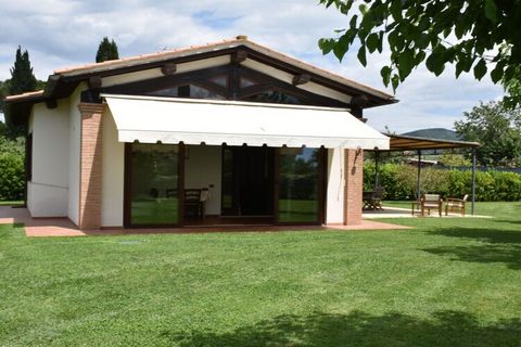 La casa è una soluzione molto confortevole per una vacanza all'insegna del relax, della pace e della tranquillità, a pieno contatto con la natura, grazie al suo giardino esclusivo di 1500 m² completamente recintato. La proprietà dispone di una camera...