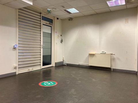 Idéal investisseur : ancien local bancaire en bon état avec duplex à rénover, fort potentiel locatif !