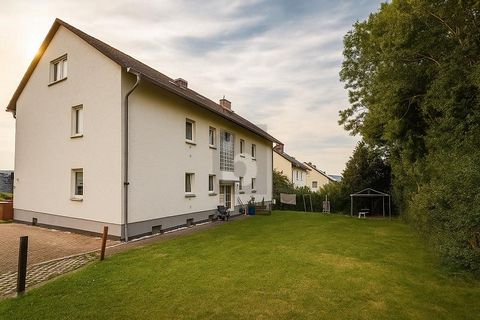 Gepflegtes Mehrfamilienhaus in ruhiger Wohnlage von Baunatal mit 6 Wohneinheiten, ca. 356 m² Gesamtwohnfläche und einem 837 m² großen Grundstück. Vollvermietet mit einer Jahresnettokaltmiete von ca. 37.000 Euro und langfristig gesicherten Mietverhält...