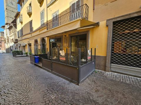Vendesi Storica Attività di Bar nel Cuore di Viterbo Nel cuore del centro storico di Viterbo, a pochi passi dai principali luoghi di interesse turistico e culturale, si propone in vendita una storica attività di bar, la prima bottega del centro, con ...