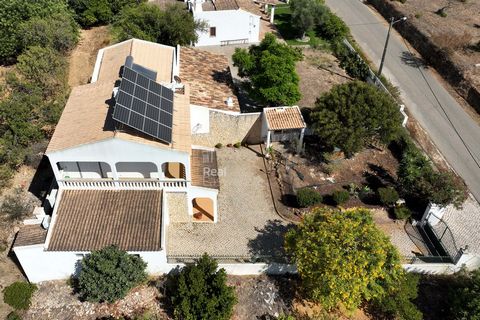 Hus med 4 sovrum och 2 badrum, gott om utomhusutrymme och mark som bidrar till förbättringar av beboeligheten. Garaget rymmer en bil och inomhusparkeringen är generös. Det inkluderar ett utrymme för en liten grönsaksträdgård och ligger bara 1 minut f...