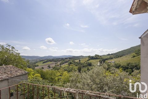 Proposta di Vendita: Casa Singola a Apiro, Frazione Frontale Vi presentiamo in vendita una casa singola situata nella zona frontale di Apiro, che offre un'ottima opportunità per chi cerca uno spazio da personalizzare a proprio piacimento. La soluzion...