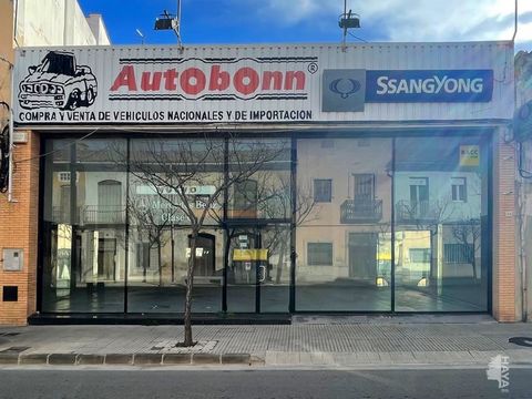 Inmobiliaria Grupo Avis sells commercial premises previously destined to the sale of vehicles in the municipality of Gandia province of Valencia. The property is located in the district of Benipeixcar has an approximate area of 860 square meters is d...