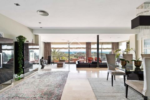 Bonita casa de 456 m² construidos sobre una parcela de 1.417 m², situada en la zona exclusiva y muy codiciada de Montemar alto en Castelldefels. La vivienda está rodeada de naturaleza en un entorno tranquilo y residencial. Es una casa de obra vista, ...