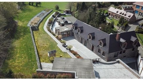 Detta eleganta och stora hem med ren geometrisk arkitektur är idealiskt för en stor familj eller ett professionellt yrke, tack vare sin dubbla oberoende ingång. Beläget i Haut-Pays-regionen, nära Mormal-skogen och vägnät som leder till Mons, Valencie...