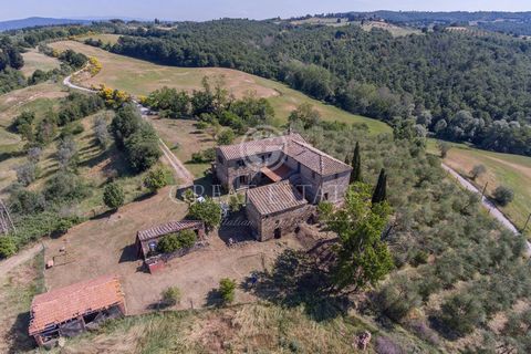 This characteristic farmhouse, partially to be restored, is on three levels and is composed as follows: The basement is used as a cellar. The ground floor is composed of a living area, with double external access through French doors, which gives gre...