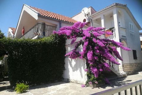 Un appartement confortable à Petrcane avec 2 chambres pour 6 personnes pour rester confortablement. Il est idéal pour un petit groupe ou des familles avec enfants. Il dispose de chambres spacieuses avec des balcons relaxants pour profiter de la vue. ...