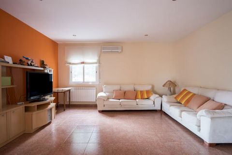 This nice 5-bedroom holiday home in El Vendrell is surrounded by amazing greenery and can accommodate 10 people comfortably. There is a roofed terrace with a barbecue and lovely outdoor furniture to enjoy the evenings. The home is an ideal vacation p...