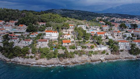 Brač, Selca, Sumartin, detached house of 303m2 on 3 floors with a garden of 815m2 and building land next to the villa of 690m2. There are two separate apartments on the ground floor. The first apartment consists of two bedrooms with a kitchen and a b...