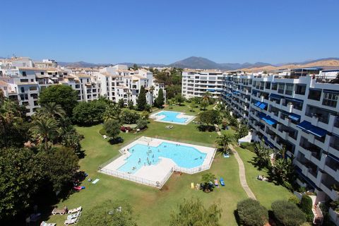 Ideal location for this 4 bed duplex penthouse property located in the heart of the famous Puerto Banús, surrounded by shops, bars and restaurants and with beaches only a few minutes walk away, no need for a car. The complex offers mature communal ga...