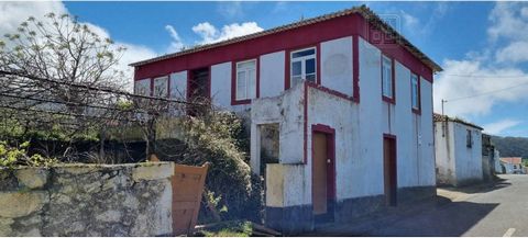 Detached house of typology T3, with great view over the sea, consisting of 3 floors, located in the parish of Raminho, Angra do Heroísmo. It is a house of traditional architecture, which, although in which some works have already been carried out ove...