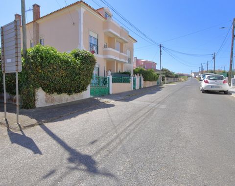 Located in Atalaia. House consisting of ground floor, 1st floor and attic; ground floor: Entrance hall, Living and dining room with fireplace, equipped kitchen and pantry, WC, one bath and one with shower tray , barbecue, garage and patio; 1st floor ...