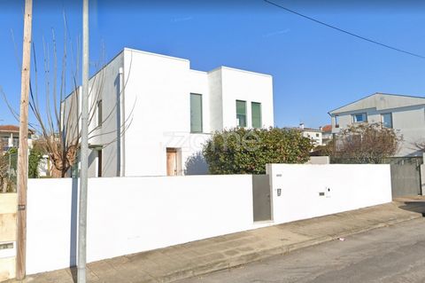 Identificação do imóvel: ZMPT556642 Portugal The price includes a fully furnished and equipped house. Villa with 4 Bedrooms plus 1 Office. Located in the Urbanização Quinta do Carregoso in Paredes. Covered garage suited for 2 cars. Courtyard Garden. ...