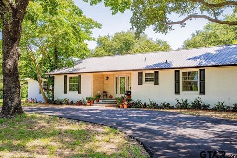 Beautiful horse property with round barn and arena! House has been completely remodeled from head to toe. Wonderful open floor plan with lots of room to spread out. The drive up appeal is amazing with beautiful old oaks flanking the circle drive in f...