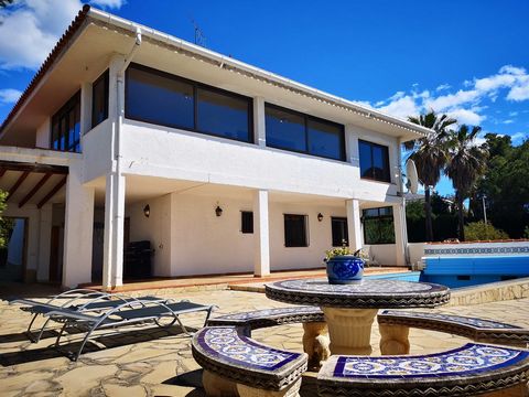 Spectaculaire vrijstaande villa in een rustige omgeving dicht bij het centrum van Alcossebre. Vanuit het huis heeft u uitzicht op de zee, de hermitage en amandelvelden. De woning heeft een perceel van 1000m, met zwembad en barbecue, gesloten garage e...