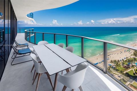 Invest in an exceptional property in Miami, USA: the home's earth tones bring harmonious balance to the 4 bedrooms and 5.5 bathrooms. The kitchen and entertainment areas have been stylishly designed, and the 2,100 sqm wrap-around balcony offers spect...