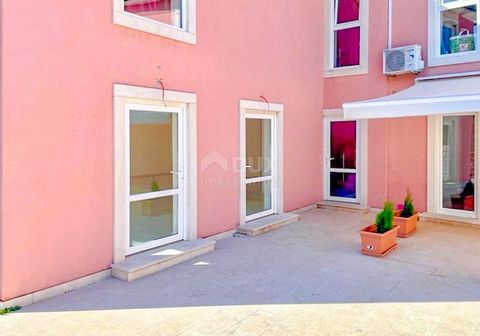 Location: Istarska županija, Novigrad, Novigrad. ISTRIA, NOVIGRAD - Attractive business and residential space in an excellent location We offer a business and residential space in a very attractive location and a few minutes' drive from the center of...
