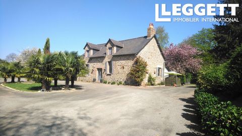 A25042ILH53 - Exceptional opportunity to acquire a vast complex including a superb stone house, numerous outbuildings, 2 gîtes, 2 lakes in a stunning and very private setting of over 16 acres and only 6 km to Ernée Main House (174m2) Ground floor: en...