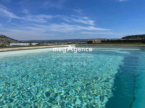 In the Hauts de Narbonne district, magnificent architect-designed villa (quality materials) of 172 M2 with swimming pool on a plot of 400 M2 and a superb view of the Clape massif. House RT 2012, you will find on the ground floor an entrance, a WC, a ...