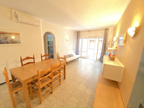 Het appartement in Rosas / Roses heeft 2 slaapkamers en heeft een capaciteit van 6 personen. Het appartement heeft 55 m². De accommodatie is uitgerust met de volgende dingen: tv.In, koelkast, magnetron, wasmachine, servies / bestek, keukengerei, koff...