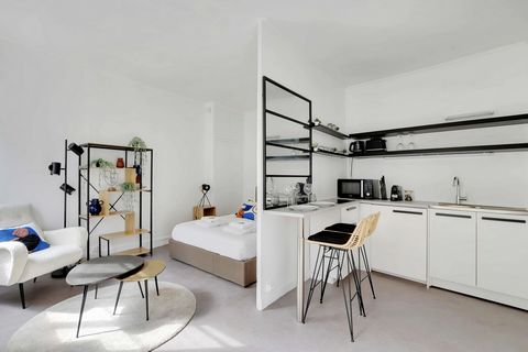This beautiful studio apartment, renovated and decorated with taste, is located on the 3rd floor (without elevator) of a typical Parisian building. In the heart of one of the most sought-after areas of the capital, this 20m2 studio is composed as fol...