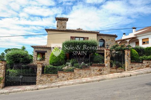 This beautiful house has a beautiful rustic style very well built and with precious details such as wooden beams and a beautiful mix of stone and wood It has two floors and has an approximate total of 368 m2 just 10 minutes from the beautiful beaches...