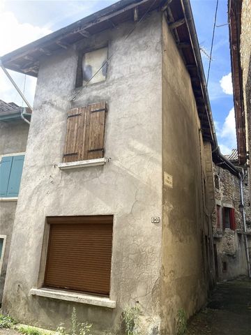 IN VAUX EN BUGEY, village house of 57 m2 on 2 levels. This is suitable for main residence or rental investment. On the ground floor, kitchen area open to living room and toilet. Upstairs through room, bedroom with storage cupboard and bathroom. Possi...
