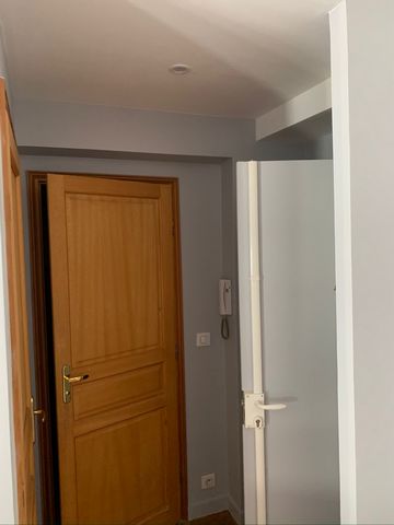 La Motte-Picquet-Grenelle. Large 33 m2 studio apartment, fully furnished, on 4th floor with lift. Main room, fitted kitchen, bathroom/wc, + dressing room. Fully equipped and furnished. Internet access available. In a luxury building with caretaker an...