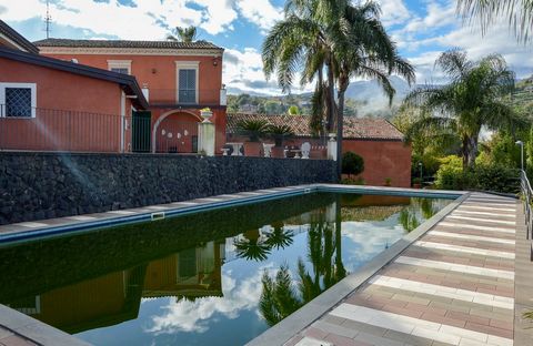 Luxurious Baronial residence of 1,700 completely renovated and surrounded by 12,000 square meters of garden, just 5 minutes from the Giarre motorway exit. The location upstream of the villa allows you to enjoy a breathtaking view of Etna and the Ioni...