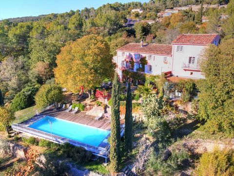 Entrecasteaux, close to the village center, this superb bastide from the 1930s welcomes you under the sign and charm of Provence. Ideal as a guest house or family home, it is composed of a charming living room with fireplace, a beautiful and spacious...