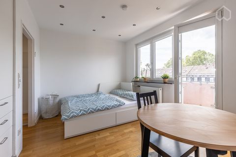 Modern and newly renovated furnished apartment with balcony 5 Minutes away from Wasserturm. It is a clean and well maintained apartment. Everything is walking distance in Mannheim city. cosmopolitan neighbourhood. Suitable for students, business, sho...