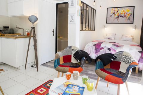 You will stay in a small authentic district, in the peace. The Old Lyon is 5 minutes away on foot Shaded terrace Very high speed Internet Secure parking less than 5 minutes away Subway to Vieux Lyon or Perrache station - 10 minutes on foot Fully equi...
