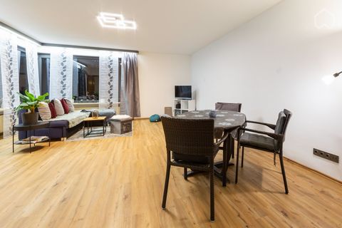 This flat offers plenty of space for living and working and it will unfold your creativity and new perspectives because nature is so close: Just sit and listen to the birds singing and the trees whispering. There are 3 bedrooms with desks included an...