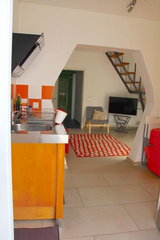 This modern, fully furnished duplex apartment is located in the Mombach district of Mainz. Kitchen, living room & bathroom are downstairs; sleeping area on the gallery & private terrace upstairs. The apartment is 40 square meters, fully furnished, mo...