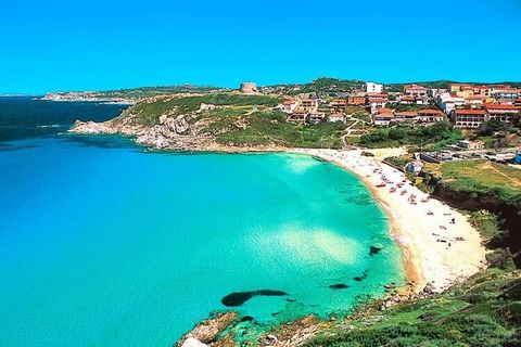De residentie ligt in het mooie vakantieoord Santa Teresa Gallura, aan de noordkant van Sardinië. Je woont op een rustige locatie op slechts een paar minuten lopen van het prachtige witte zandstrand Rena Bianca. Het water in de kleine baai is op dit ...