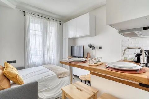 Charming flat for 2 people, completely renovated, located in the prestigious 16th arrondissement of Paris. A stone's throw from the Eiffel Tower, Trocadero and Champs-Élysées. Enjoy an authentic Parisian experience in an elegant and contemporary sett...