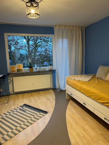 The small but functional apartment with balcony and south facing is suitable for short rentals, commuters, day or week stays and is conveniently located to public bus and S-Bahn station (in 15 min in Frankfurt City). Also Penny, Rewe, snack bars, gas...