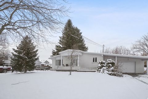 Magnificent single-storey house, located in Ange-Gardien close to all amenities, school parks and much more! Ideal location just 30 minutes from the Champlain Bridge. Composed of 4 bedrooms, 3 bathrooms, a boudoir that can be used as an office space,...