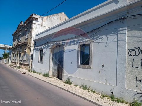 Looking for a store in Pinhal Novo, in the interior completion phase. With a lot of passage, to the center of the village and to the train station. For any type of trade and services. Ex: Service store, Bar, pastry shop, etc. With the possibility of ...