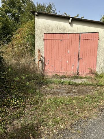 At the gates of Saint-Junien, flat building land with a surface area of 490 M2 with water supply and garage. Boxes are to be provided. Networks, electricity on the edge. TOU granted. THE EXTRAS: Close to Saint Junien