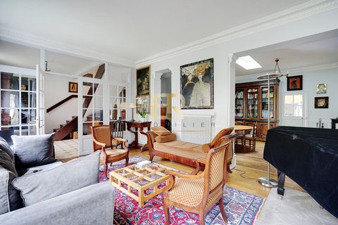 LIFE ANNUITY WITHOUT ANNUITY Exceptional place: Discover this magnificent house of 180m2, located in the peaceful district of Mouzaïa, near the Buttes Chaumont. Nestled in a pedestrian street, a rarity in Paris, this residence offers a serene and pri...