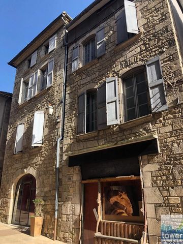 Ideal investor: Exclusively Philippe CASSAN from the TOWER IMMOBILIER agency offers you this real estate complex composed of 3 buildings in the heart of the medieval village of Caylus, 10 minutes from Saint-Antonin-Noble-Val and 45 minutes from Monta...
