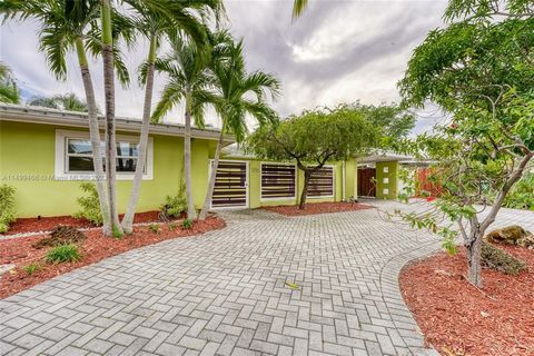 Welcome to this beautiful 3bdr/2 ba home in the very desirable & quaint community of Coral Shores. Equipped with a gorgeous contemporary kitchen, espresso color cabinetry, quartz counters, Stainless Steel appliances, large wall buffet to add lots of ...