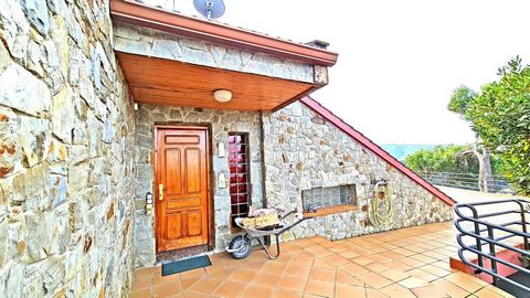 Spectacular finca with rustic land of one hectare, 10,000 m2 and beautiful townhouse type farmhouse of 256 m2 built, in Sant Fost de Campsentelles, on the mountain. The house is immaculate, it is bright, sunny and very spacious, built on two floors, ...