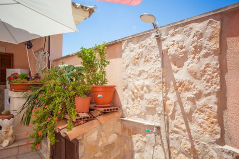 Lovely town house with private pool in Muro, a few kilometers from the sand beach in Can Picafort. It sleeps 8 people. Set in the beautiful patio of the house, the private, 5mx 3m chlorine pool with a depth of 1.8m is surrounded by four sun loungers,...