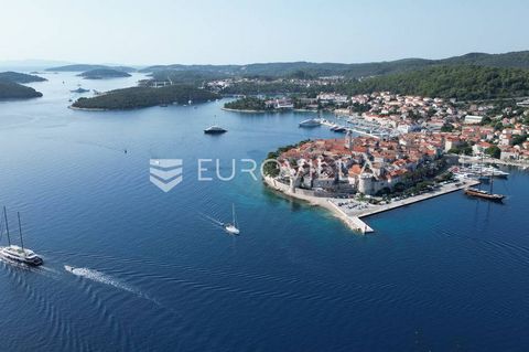 The stone house in the old town of Korčula, covering a total area of 200 m2, is situated right beside the sea on a plot of land measuring 262 m2, which includes a garden of 141 m2. The house is composed of two interconnected buildings, one built in t...