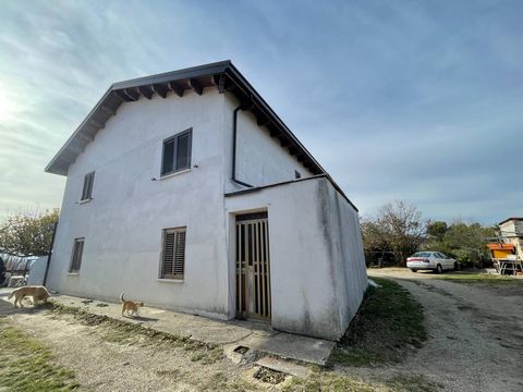 Detached house of 143 square meters for sale, 5 km from Atri, well maintained but to be restored. The solution, with an independent entrance, develops harmoniously with a living area with kitchenette; The sleeping area, on the other hand, has two dou...